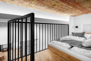sypialnia z łóżkiem i czarną poręczą w obiekcie Jobelhome Apartments w Budapeszcie