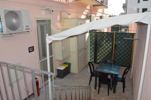 balcón con mesa, sillas y calentador en L'angoletto, en Matera