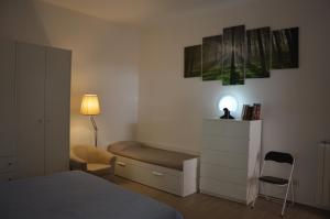 1 dormitorio con cama, escritorio y silla en L'angoletto, en Matera