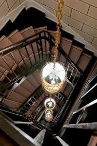 ein Kronleuchter, der in einem Gebäude von der Decke hängt in der Unterkunft Hôtel Recamier in Paris