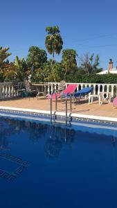 basen z krzesłami i stołami w obiekcie Private Villa with Private Pool Barrio de la Fuensanta w mieście Torre del Rame
