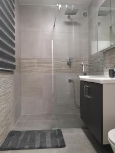 W łazience znajduje się prysznic ze szklanymi drzwiami. w obiekcie APP Aleksa 6168 w mieście Čatež ob Savi