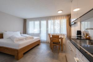 Kuchyň nebo kuchyňský kout v ubytování Noah Hotel
