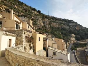 a view of a town with a mountain at La grotta di nonna minicchia n 49 in Scicli