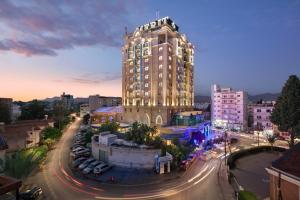 Lefkosa TurkにあるMerit Lefkosa Hotel & Casinoの夜の街路の高層ビル