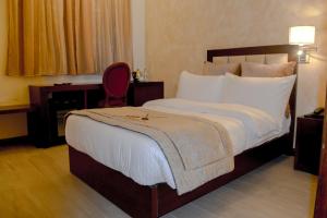 Mamba Point Hotel客房内的一张或多张床位