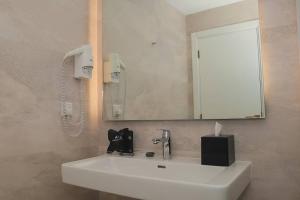Mamba Point Hotel的一间浴室