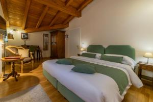 - une grande chambre avec un grand lit et une table dans l'établissement Casa Miramonte, à Bologne