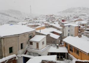 una ciudad cubierta de nieve con edificios en Casa Isabel en Olvés