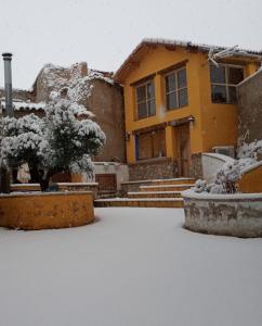 una casa con la neve per terra davanti di Casa Isabel a Olvés