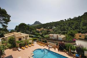 a resort with a swimming pool and a mountain at PINOS ALTOS 16 in Cala de Sant Vicent