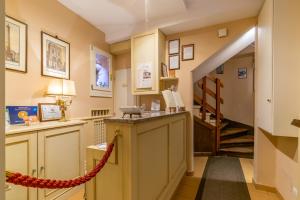 un pasillo con una escalera que conduce a una habitación en Casa Miramonte, en Bolonia