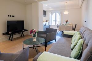 a living room with a couch and a flat screen tv at nüa torreón in Seville