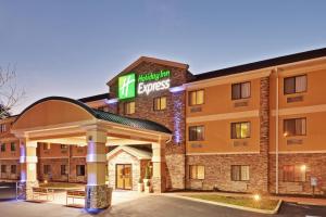 a hotel with a sign on the front of a building at Holiday Inn Express Winfield - Teays Valley, an IHG Hotel in Hurricane