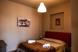 a bedroom with a bed with towels on it at Il Carro Comfortable Rooms in San Giovanni Gemini