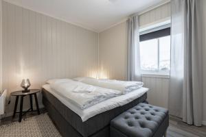 Un dormitorio con una cama grande y una ventana en SAGI 5 Apartment, en Hafslo