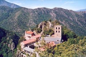 un edificio al lado de una montaña en Gîte 3 étoiles chez Nath et Tony, en Taurinya