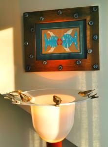 a bathroom sink with two birds on top of it at Galeria Sen in Smołdziński Las