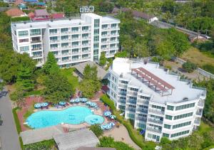 七岩的住宿－可拉查姆度假酒店，享有带游泳池的度假村的空中景致