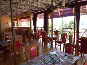 un ristorante con tavoli e sedie in una stanza di Beach View Hotel - Kisumu a Kisumu