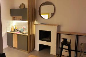 Cuisine ou kitchenette dans l'établissement Bright Apartment