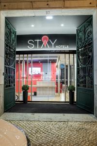 un frente de tienda con un signo cardíaco en la puerta en Stay Hotel Lisboa Centro Chiado, en Lisboa