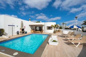 uma villa com uma piscina e um pátio em Villa Ventura em Puerto del Carmen