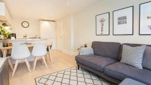 A seating area at Compton Lodge Luxury apartment-Free Parking