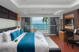 Royal Beach Boutique Resort & Spa Koh Samui - SHA Extra Plus في شاطئ لاماي: غرفة نوم مع سرير وإطلالة على المحيط
