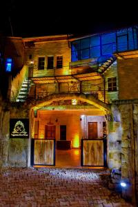 ein altes Steingebäude in der Nacht mit Lichtern in der Unterkunft Cappadocia Cave House in Ürgüp