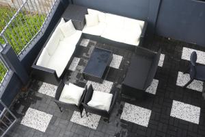 an overhead view of a table and chairs on a patio at Donfarsha Apartments in Paramaribo