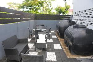 a patio with a table and chairs on a balcony at Donfarsha Apartments in Paramaribo