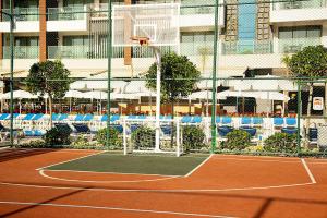 Tenis a/nebo squash v ubytování Calimera Side Resort nebo okolí