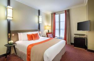 เตียงในห้องที่ Hôtel Le Marquis by Inwood Hotels