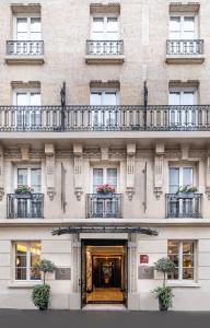 uma fachada de um edifício com uma porta e janelas em Hôtel Le Marquis by Inwood Hotels em Paris