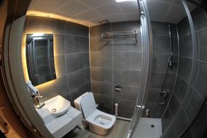 Koupelna v ubytování X-NELLYİ HOTEL