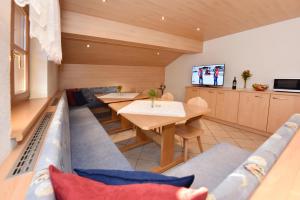 ein Wohnzimmer mit einem Sofa und einem Tisch in der Unterkunft Ferienwohnung Tetiana in Schruns-Tschagguns