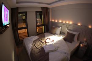 Postel nebo postele na pokoji v ubytování X-NELLYİ HOTEL