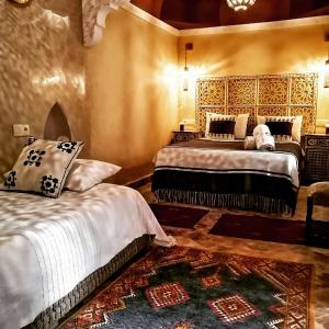 - une chambre avec 2 lits dans l'établissement Riad Dalla Santa, à Marrakech