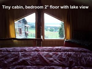 - une chambre avec un lit et une fenêtre avec vue dans l'établissement karukinka, à Chonchi