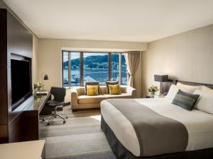 Uma TV ou centro de entretenimento em InterContinental Wellington by IHG mais 37 fotos
