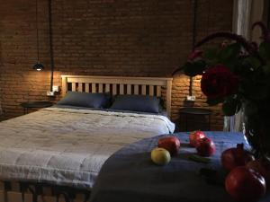 um quarto com uma cama com maçãs em Cozy&stylish Loft em Tbilisi