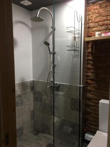 um chuveiro com uma porta de vidro na casa de banho em Cozy&stylish Loft em Tbilisi