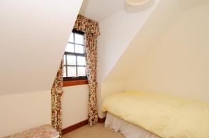 234 Charming 3 bedroom riverside duplex with parking in Edinburgh's historic Dean Village