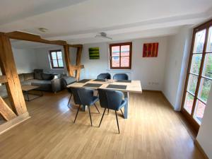 a living room with a table and chairs and a couch at Ferienhaus von Alvensleben in Hameln