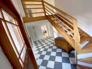 una escalera en una habitación con suelo a cuadros en Ferienhaus von Alvensleben en Hameln