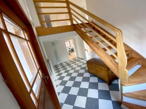 eine Treppe in einem Zimmer mit einem karierten Boden in der Unterkunft Ferienhaus von Alvensleben in Hameln