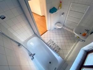 vistas a un baño con bañera y aseo en Ferienhaus von Alvensleben en Hameln