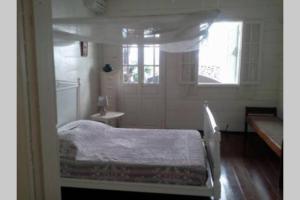 una piccola camera da letto con un letto e una finestra di Villa CASE LONTAN Saint Gilles les Bains a Saint-Gilles-les Bains