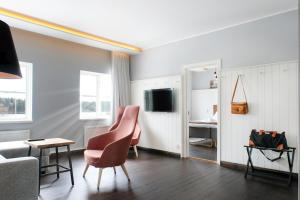 TV a/nebo společenská místnost v ubytování Hotell Furusund